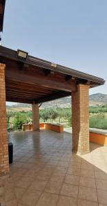 un grande patio con un tetto sopra di Casa L'ulivo Burgio Nature view a Burgio