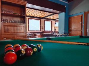 a billiard room with a pool table with balls at Picasso Chambre Privée Le Refuge Du Phoenix in Échevis