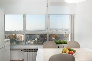 - une cuisine avec une table et un bol de fruits dans l'établissement Apartment Dream4you, à Zagreb