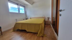 ein Schlafzimmer mit einem Bett mit einer gelben Decke darauf in der Unterkunft Villa avec piscine By Platinum Homes- capacité 10 personnes - Heillecourt in Heillecourt + 5 Fotos