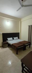 Postel nebo postele na pokoji v ubytování BILVA COMFORTs TUMKUR