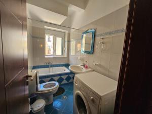 Ένα μπάνιο στο Mirjon's Apartament +8 φωτογραφίες