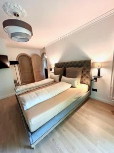 a large bed sitting in a room with at Oase am Pferdemarkt - exklusives Wohnen im Herzen Ostfrieslands - Luxus und Wohlfühlatmosphäre in Aurich