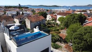 vista dal tetto di una casa con piscina di Vila Biser Vodice a Vodice