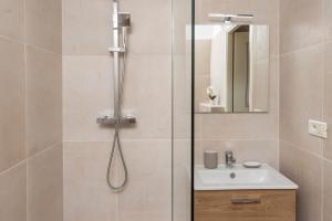 a bathroom with a shower and a sink at BEAUSEJOUR - Splendide 2 pièces - Piscine - Parking - Vue mer in Beausoleil