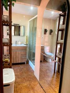 ein Badezimmer mit Dusche und Toilette in der Unterkunft Casa con jardín a un minuto de la playa, Casa Nolo in Hio