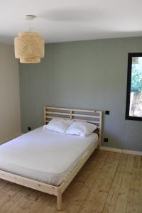 Photo de la galerie de l'établissement Maison en bois familiale, à Entrechaux
