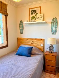 ein Schlafzimmer mit einem Bett und einer Lampe und einem Fenster in der Unterkunft Casa con jardín a un minuto de la playa, Casa Nolo in Hio