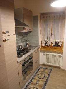 a small kitchen with a stove and a sink at Chalet Tornede in Stabiziane