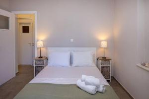 Posteľ alebo postele v izbe v ubytovaní Mellow mood Tinos Town