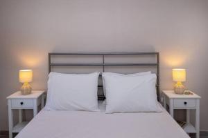 Posteľ alebo postele v izbe v ubytovaní Mellow mood Tinos Town