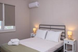 Posteľ alebo postele v izbe v ubytovaní Mellow mood Tinos Town