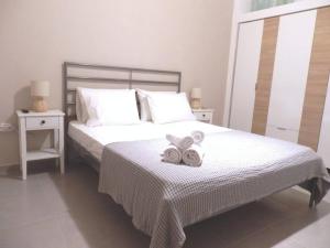 Posteľ alebo postele v izbe v ubytovaní Mellow mood Tinos Town