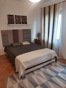 Un dormitorio con una cama grande en una habitación. en Green Apartament Żoliborz, en Varsovia 18 fotos más