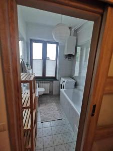 Un baño con bañera, inodoro y lavabo. en Green Apartament Żoliborz, en Varsovia