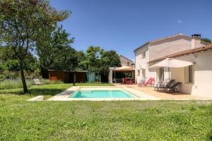 a swimming pool in the yard of a house at Villa Quatreal Piscine privée, chauffée in Montségur-sur-Lauzon