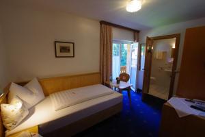 Ένα ή περισσότερα κρεβάτια σε δωμάτιο στο Hotel-Pension Heike