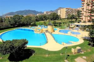 an overhead view of a large swimming pool in a city at Jupiter Sea View in Benalmádena