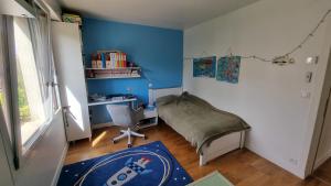 Zimmer mit einem Bett, einem Schreibtisch und einem Stuhl in der Unterkunft Villa avec piscine By Platinum Homes- capacité 10 personnes - Heillecourt in Heillecourt