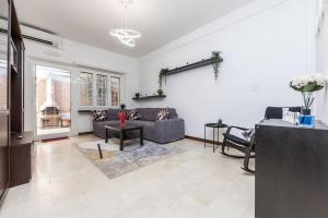 O zonă de relaxare la Trilocale con patio esterno