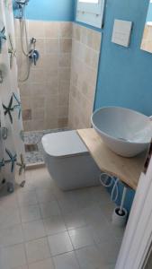 un bagno con lavandino, WC e doccia di Casa Mary a Marotta Altre 5 foto