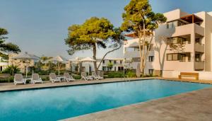 a swimming pool in front of a building at Appartement LUXUEUX 1 plage SFIHA AL HOCEIMA in Ajdir