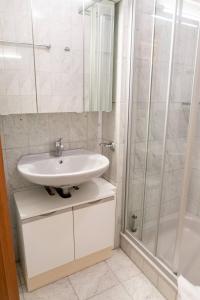 un baño con lavabo y ducha en Ferienwohnung Lübbers, en Reit im Winkl