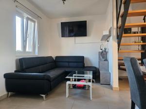 Televízia a/alebo spoločenská miestnosť v ubytovaní Apartman Dominic