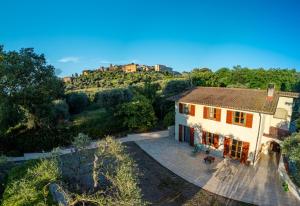an aerial view of a house with a hill in the background at Villa Calma con idromassaggio e giardino vicino Saturnia in Montemerano