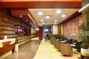 Un vestíbulo de un hospital con una sala de espera con sillas. en ARIENA - The Boutique Hotel, en Raipur