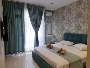 Postel nebo postele na pokoji v ubytování Sazani Hotel & Apartments