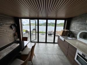 Η κουζίνα ή μικρή κουζίνα στο Large apartment with pier house and private beach