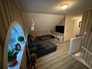 Μια τηλεόραση ή/και κέντρο ψυχαγωγίας στο Large apartment with pier house and private beach