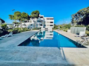 a swimming pool in front of a house at Appartement LUXUEUX 1 plage SFIHA AL HOCEIMA in Ajdir +11 photos