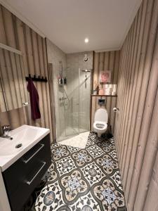 Ένα μπάνιο στο Large apartment with pier house and private beach +21 φωτογραφίες