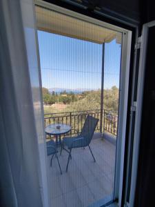 un patio con tavolo e sedie su un balcone di Tina Hotel a Dassia Altre 32 foto