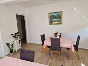 Posezení v ubytování Rooms Čapo Rab + 21 fotografií