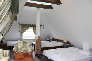 a room with three beds and a statue in it at Hotel Astoria am Urachplatz in Stuttgart