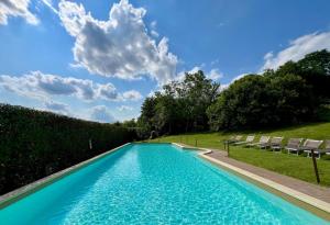 Bazén v ubytovaní Le Serre Suites & Apartments alebo v jeho blízkosti