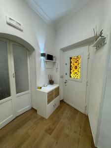 a white room with a door and a window at Il Sogno di Sperlonga in Sperlonga