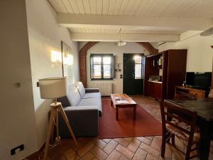 Televízia a/alebo spoločenská miestnosť v ubytovaní Le Serre Suites & Apartments