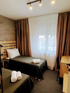 Ένα ή περισσότερα κρεβάτια σε δωμάτιο στο Sremsky inn