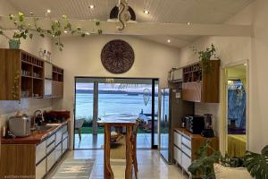 una cucina con tavolo e vista sull'oceano di Pipa Sunset Home a Pipa