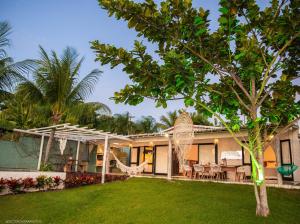 una casa con un prato davanti di Pipa Sunset Home a Pipa