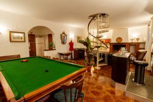 a living room with a pool table in it at Villa Calma con idromassaggio e giardino vicino Saturnia in Montemerano