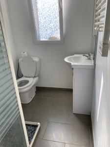 马雷讷Au lilas des Indes的带马桶和水槽的浴室