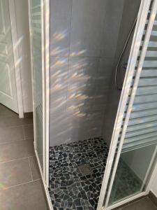 马雷讷Au lilas des Indes的玻璃门淋浴和瓷砖地板