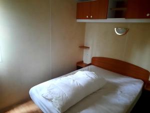 - une chambre avec un lit doté d'un oreiller blanc dans l'établissement Mobil Home Confort G 07, à Saint-Georges-de-Didonne 10 autres photos