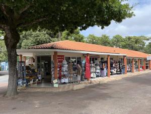 un magasin avec beaucoup d'articles exposés dans l'établissement Mobil Home Confort G 07, à Saint-Georges-de-Didonne
