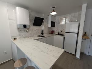 A kitchen or kitchenette at JR apartment albir